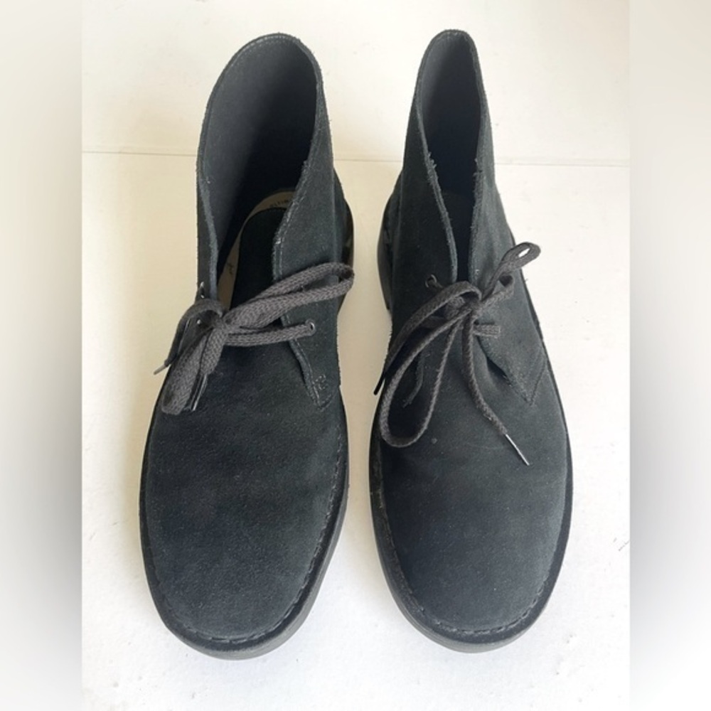 Mens Clark’s Desert Boot in black suede size 9.